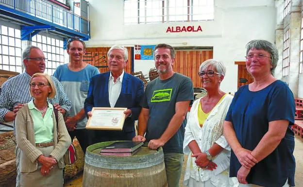 El alcalde de Biarritz y Agote firmaron el convenio ante la regidora de Pasaia y electos galos. 