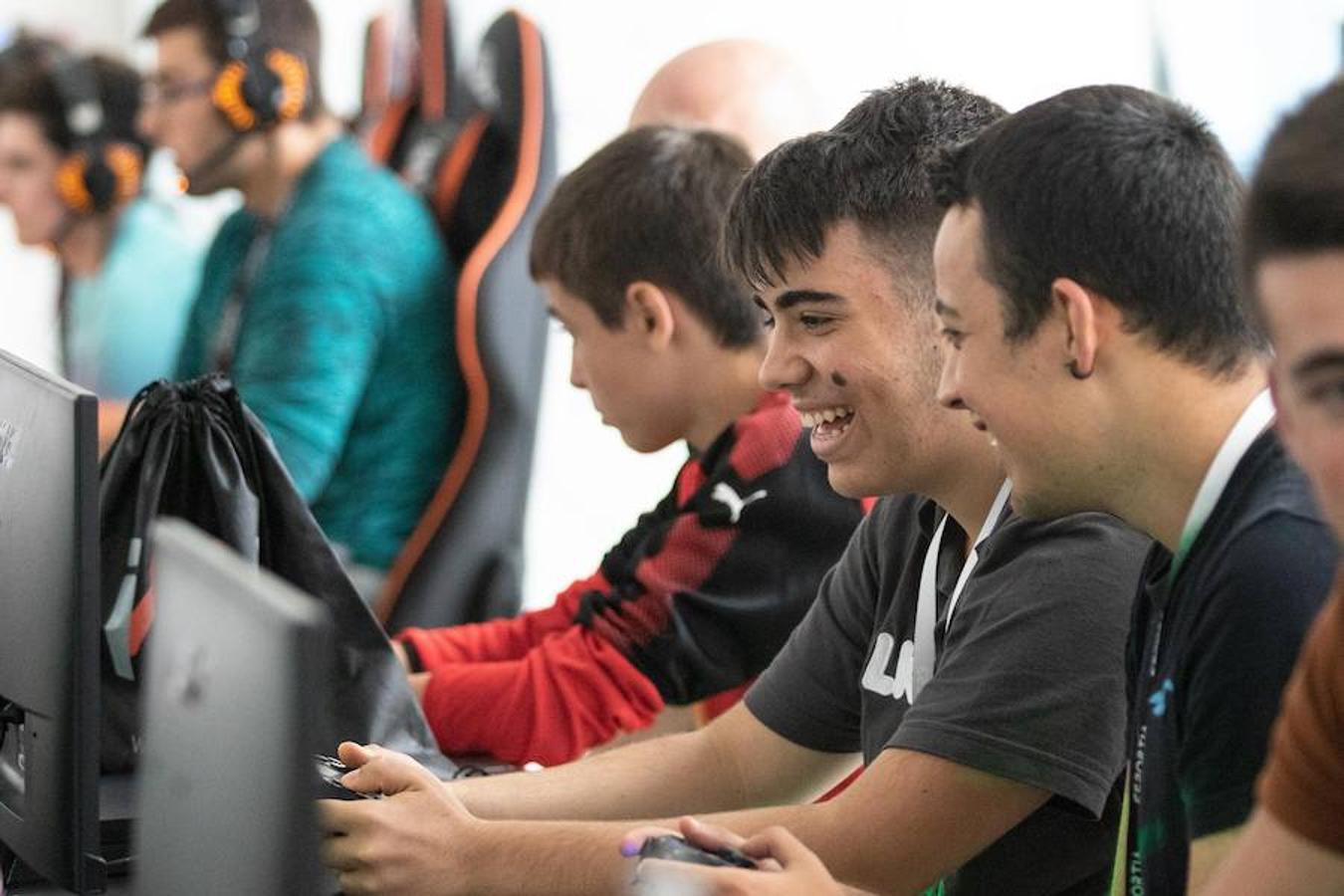 Los 'gamers' se han citado este viernes en Eibar para demostrar sus habilidades a los ojeadores del SD Eibar eSport. El club, que ya contaba con un equipo de eSport, ha decidido dar un salto de gigante y sumarse al panorama internacional de los videojuegos profesionales. Ahora necesitan completar su equipo con los mejores 'gamers' de la zona, motivo por el cual han organizado este 'Draft' en Ipurua.