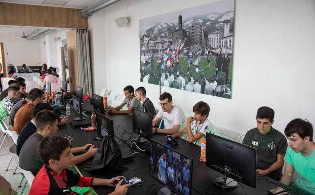 Los 'gamers' juegan a los videojuegos en el 'Draft' de Ipurua. 