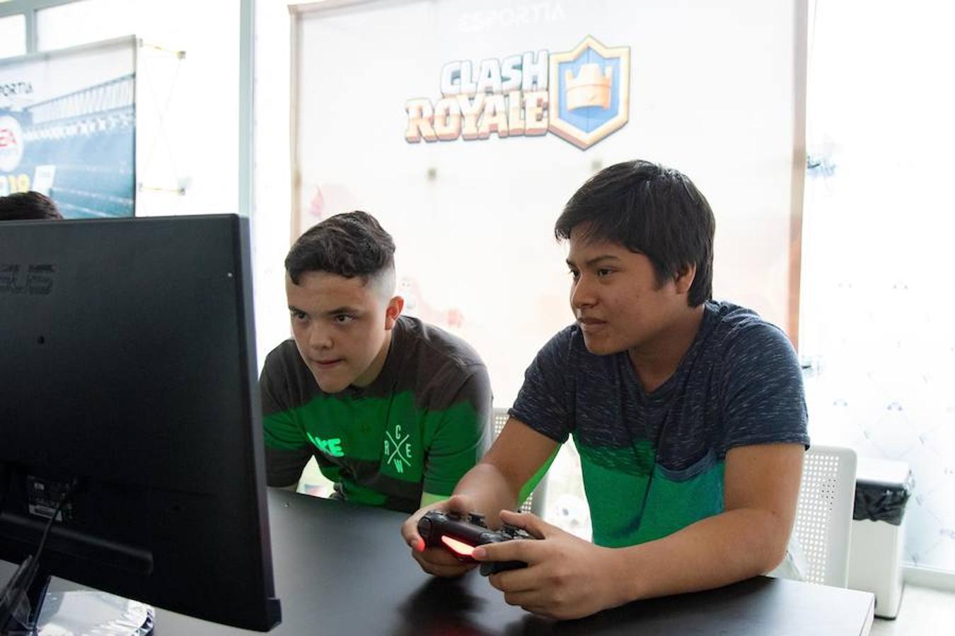 Los 'gamers' se han citado este viernes en Eibar para demostrar sus habilidades a los ojeadores del SD Eibar eSport. El club, que ya contaba con un equipo de eSport, ha decidido dar un salto de gigante y sumarse al panorama internacional de los videojuegos profesionales. Ahora necesitan completar su equipo con los mejores 'gamers' de la zona, motivo por el cual han organizado este 'Draft' en Ipurua.