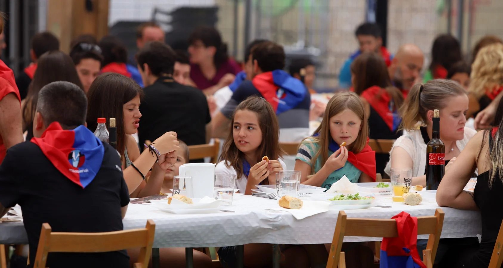 La comisión de fiestas de Errenteria ha organizado una comida popular este sabado, 21 de julio, en la plaza del pueblo.