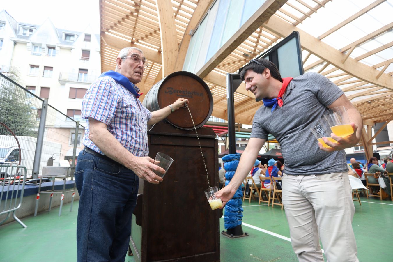 La comisión de fiestas de Errenteria ha organizado una comida popular este sabado, 21 de julio, en la plaza del pueblo.