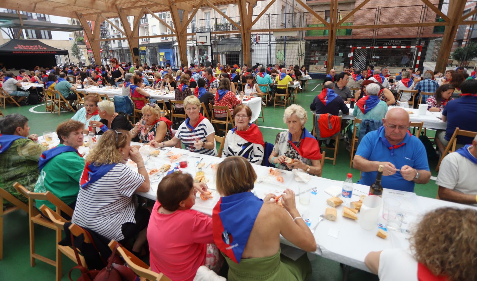 La comisión de fiestas de Errenteria ha organizado una comida popular este sabado, 21 de julio, en la plaza del pueblo.