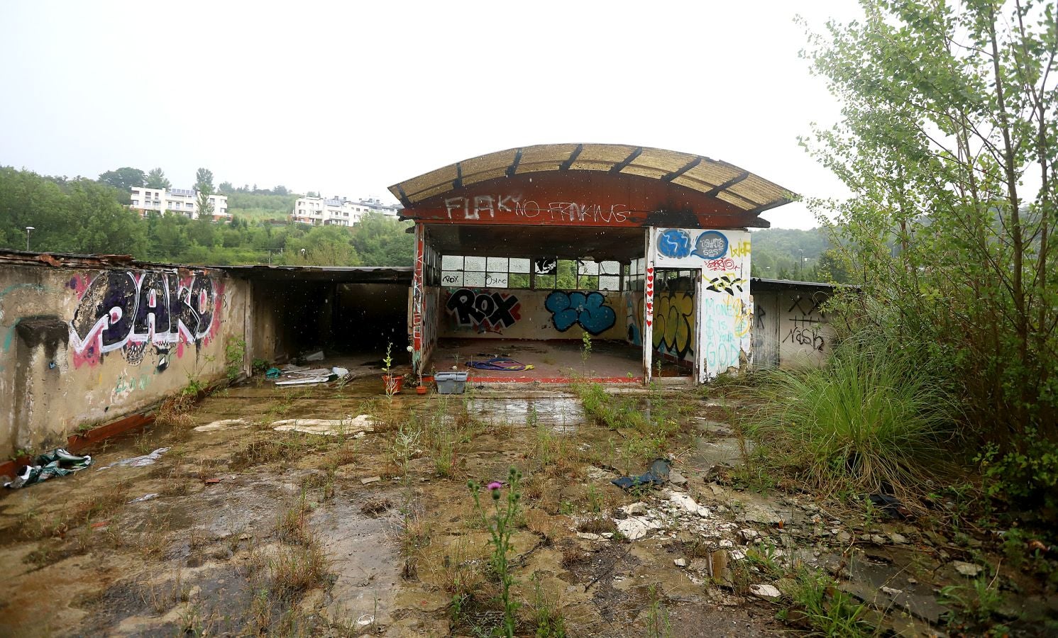 Aunque sea un espacio abandonado y degradado, cuenta con unas tres casas habitadas de forma legal mientras en el resto, unas siete, conviven personas sin contrato de alquiler o propiedad