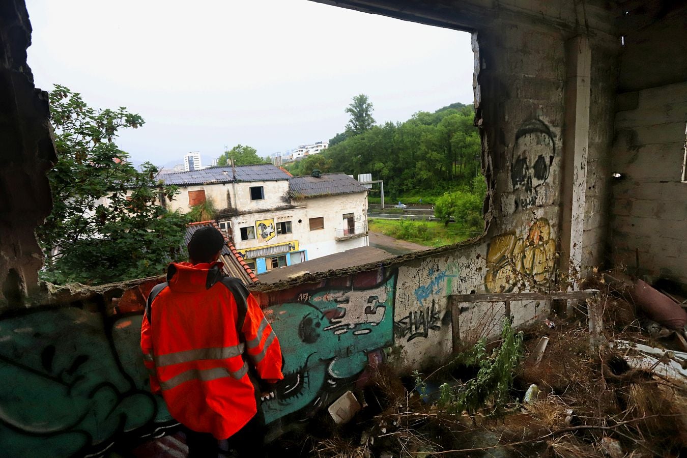 Aunque sea un espacio abandonado y degradado, cuenta con unas tres casas habitadas de forma legal mientras en el resto, unas siete, conviven personas sin contrato de alquiler o propiedad