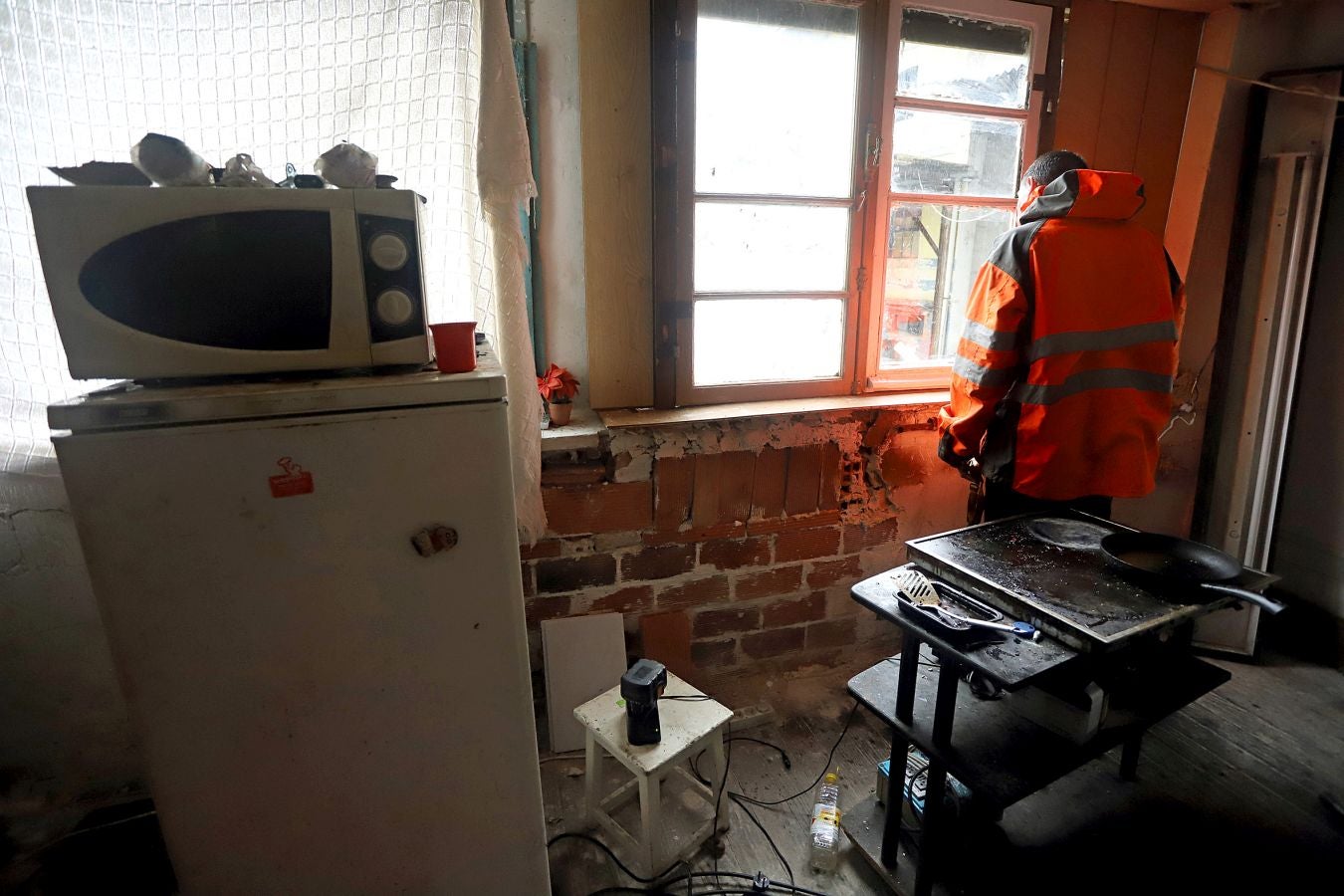 Aunque sea un espacio abandonado y degradado, cuenta con unas tres casas habitadas de forma legal mientras en el resto, unas siete, conviven personas sin contrato de alquiler o propiedad