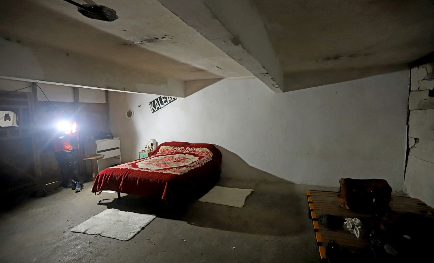 Aunque sea un espacio abandonado y degradado, cuenta con unas tres casas habitadas de forma legal mientras en el resto, unas siete, conviven personas sin contrato de alquiler o propiedad