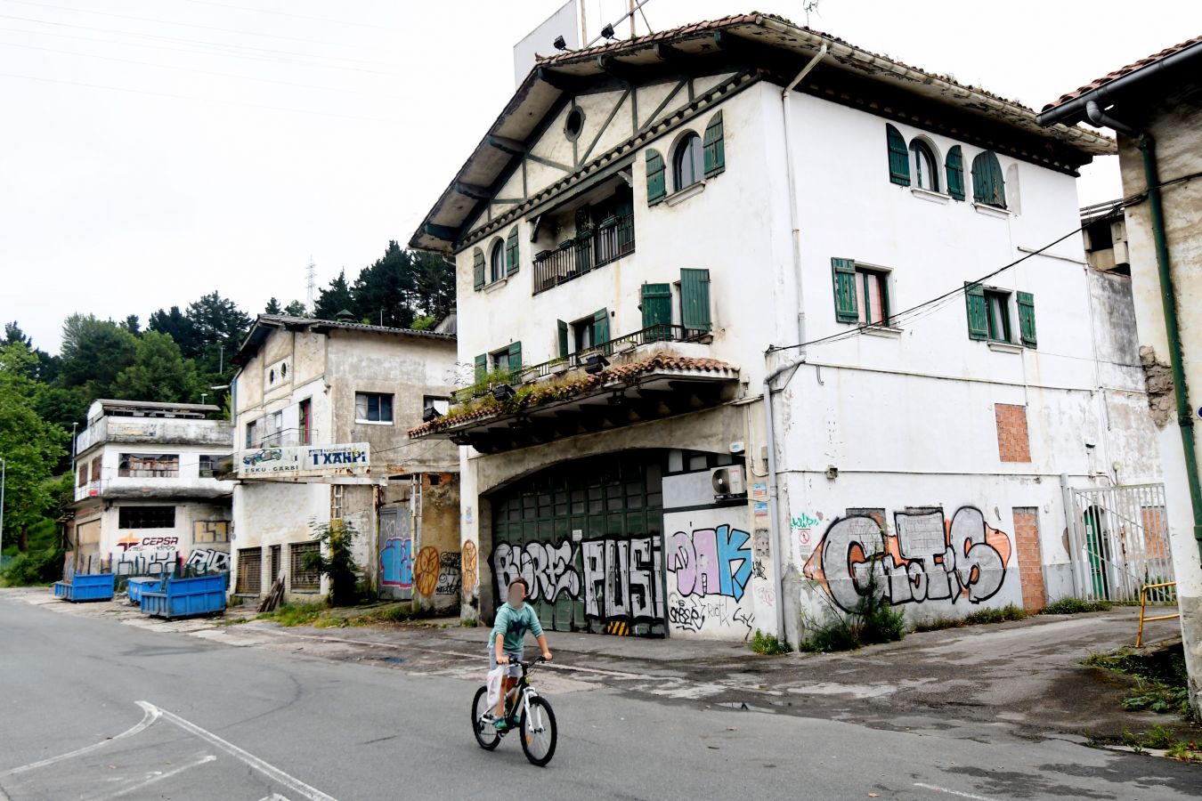 Aunque sea un espacio abandonado y degradado, cuenta con unas tres casas habitadas de forma legal mientras en el resto, unas siete, conviven personas sin contrato de alquiler o propiedad