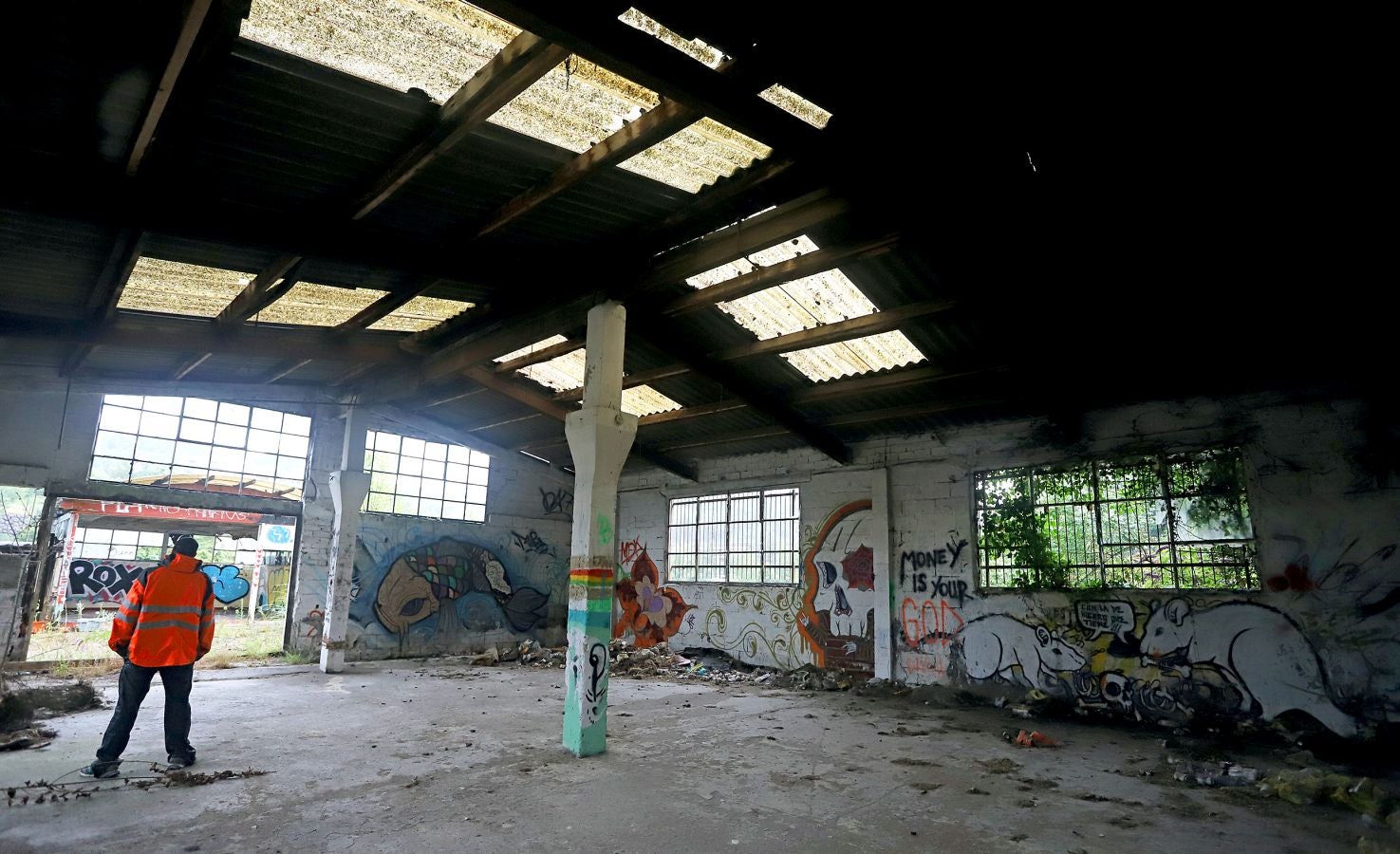 Aunque sea un espacio abandonado y degradado, cuenta con unas tres casas habitadas de forma legal mientras en el resto, unas siete, conviven personas sin contrato de alquiler o propiedad