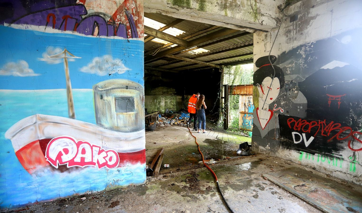 Aunque sea un espacio abandonado y degradado, cuenta con unas tres casas habitadas de forma legal mientras en el resto, unas siete, conviven personas sin contrato de alquiler o propiedad