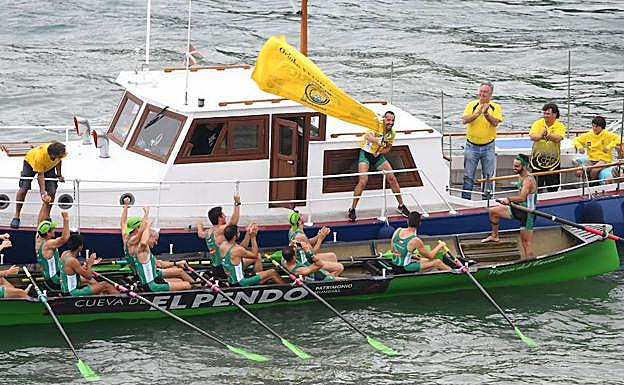 Los remeros de Camargo celebrando la victoria en Orio
