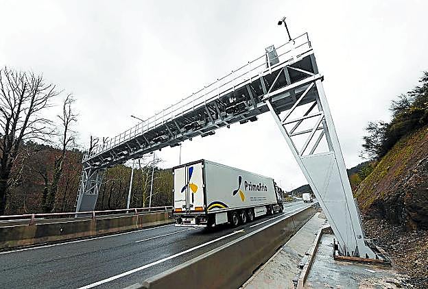 El arco de cobro para camiones en Etzegarate. 