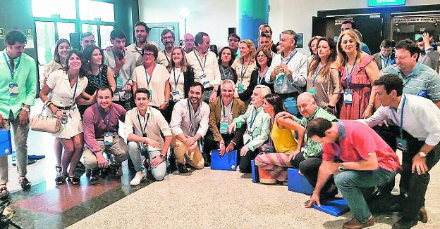 La mayoría de compromisarios del PP vasco, ayer en Madrid tras finalizar la primera jornada del congreso.