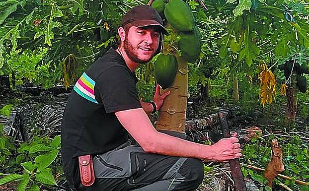 Mikel Peña, en plena recolecta de productos para cocinar en Bolivia. 