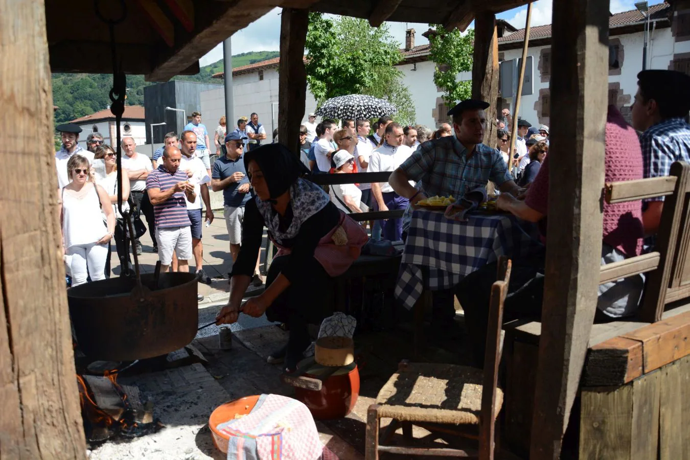 Hoy se ha celebrado en Elizondo la fiesta de unión de todos los vecinos del Valle de Baztan y al que han acudido miles de personas. Este año ha abierto el desfile 'Altsasuko gurasoak'. Las 15 carrozas han mostrado retazos de la Historia del Valle de Baztan y unas 1.500 personas han participado en la comida posterior al desfile.