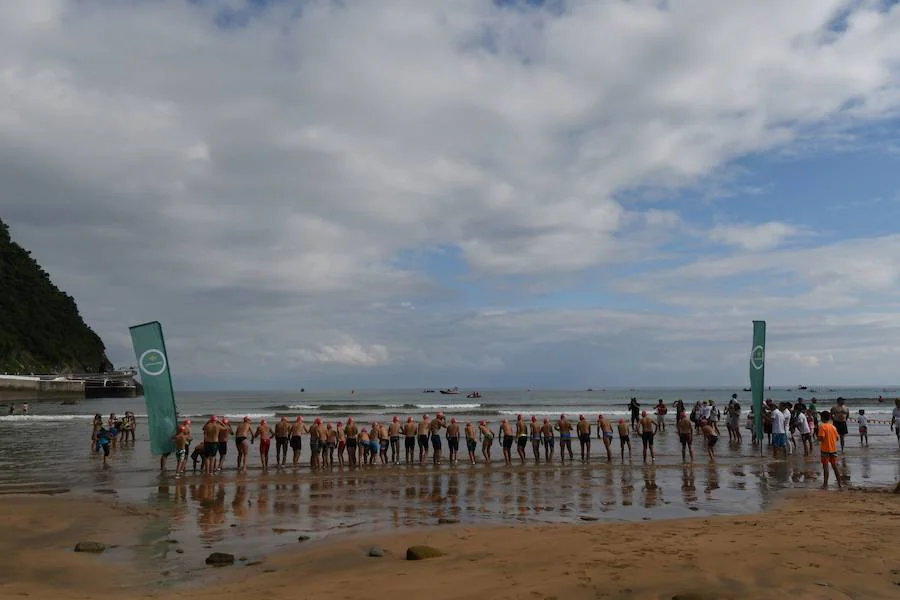 La 48 edición de la travesía, con record de participación de 3.000 nadadores en la salida, se ha convertido en la Behobia de las pruebas a nado.