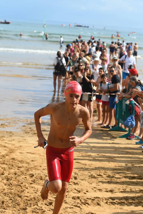 La 48 edición de la travesía, con record de participación de 3.000 nadadores en la salida, se ha convertido en la Behobia de las pruebas a nado.