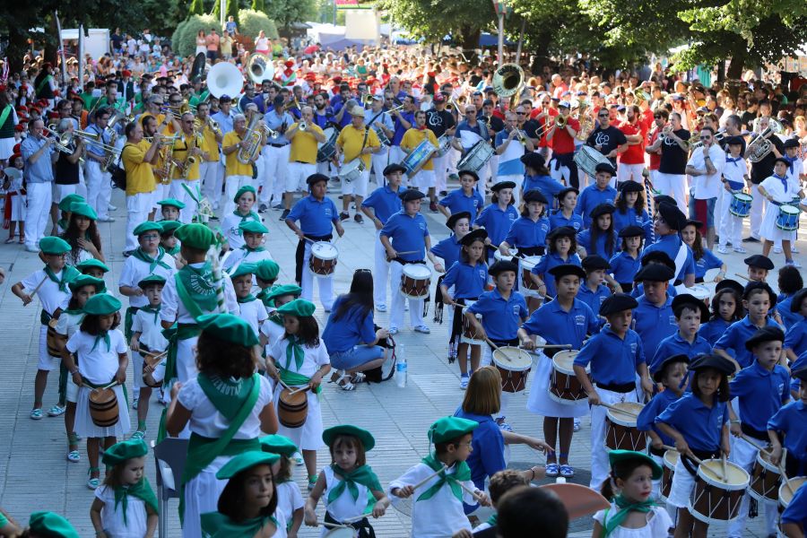 Las tamborradas infantiles de Gamon ikastetxea, Agustinak, Egiluze, Gabierrota, Koldo Mitxelena, Apyma Telleri, Alaberga, Beraun así como los Dantzaris de Errenteria y las charangas Pasai, Gauerdi, Deiadar, Tximeletak, Txorongo, Lagunak, Jun Da Jo e Incansables han celebrado el día grande de las fiestas de las Magdalenas.