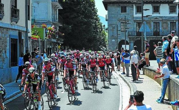 Ciclismo. La Clásica de San Sebastián, el año pasado, a su paso por la zona de Goikoplaza. 