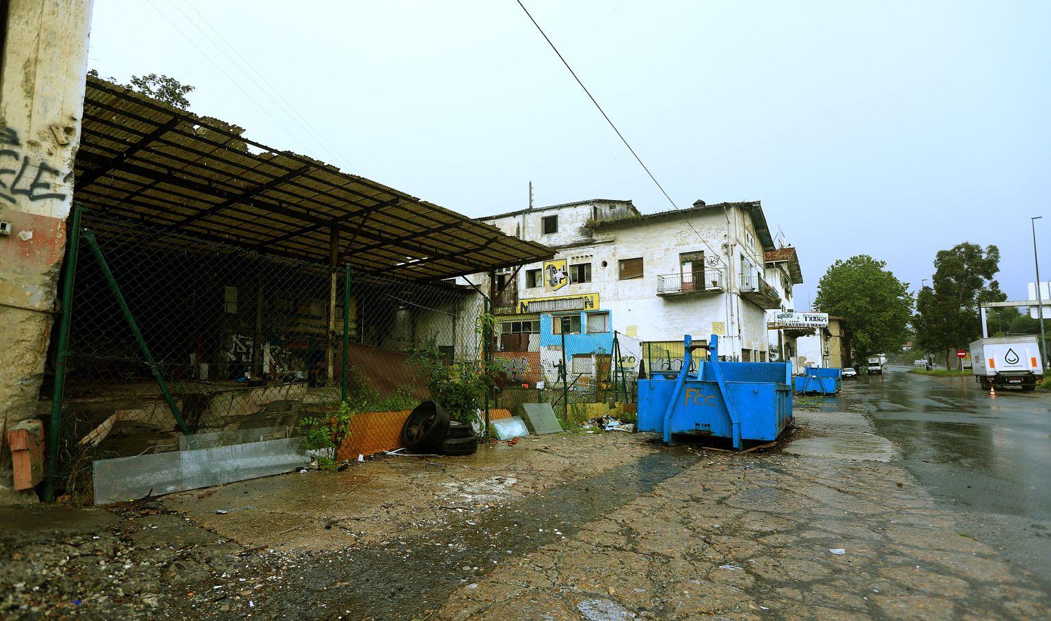 Aunque sea un espacio abandonado y degradado, cuenta con unas tres casas habitadas de forma legal mientras en el resto, unas siete, conviven personas sin contrato de alquiler o propiedad