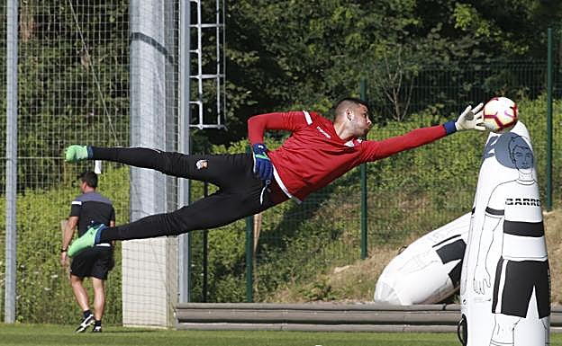 Rulli realiza una estirada para atajar un disparo. 