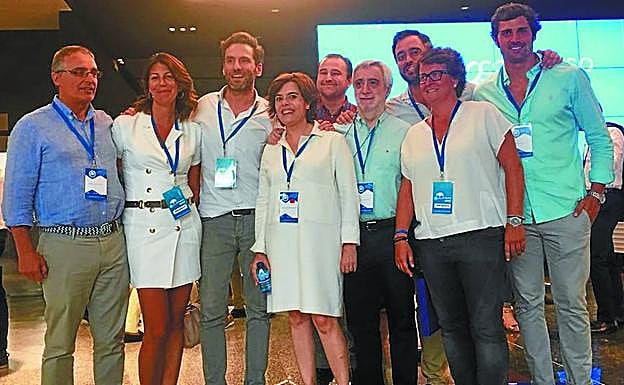 Soraya Sáenz de Santamaría, junto al núcleo duro del PP de Gipuzkoa, en la primera jornada del congreso de los populares en Madrid. 