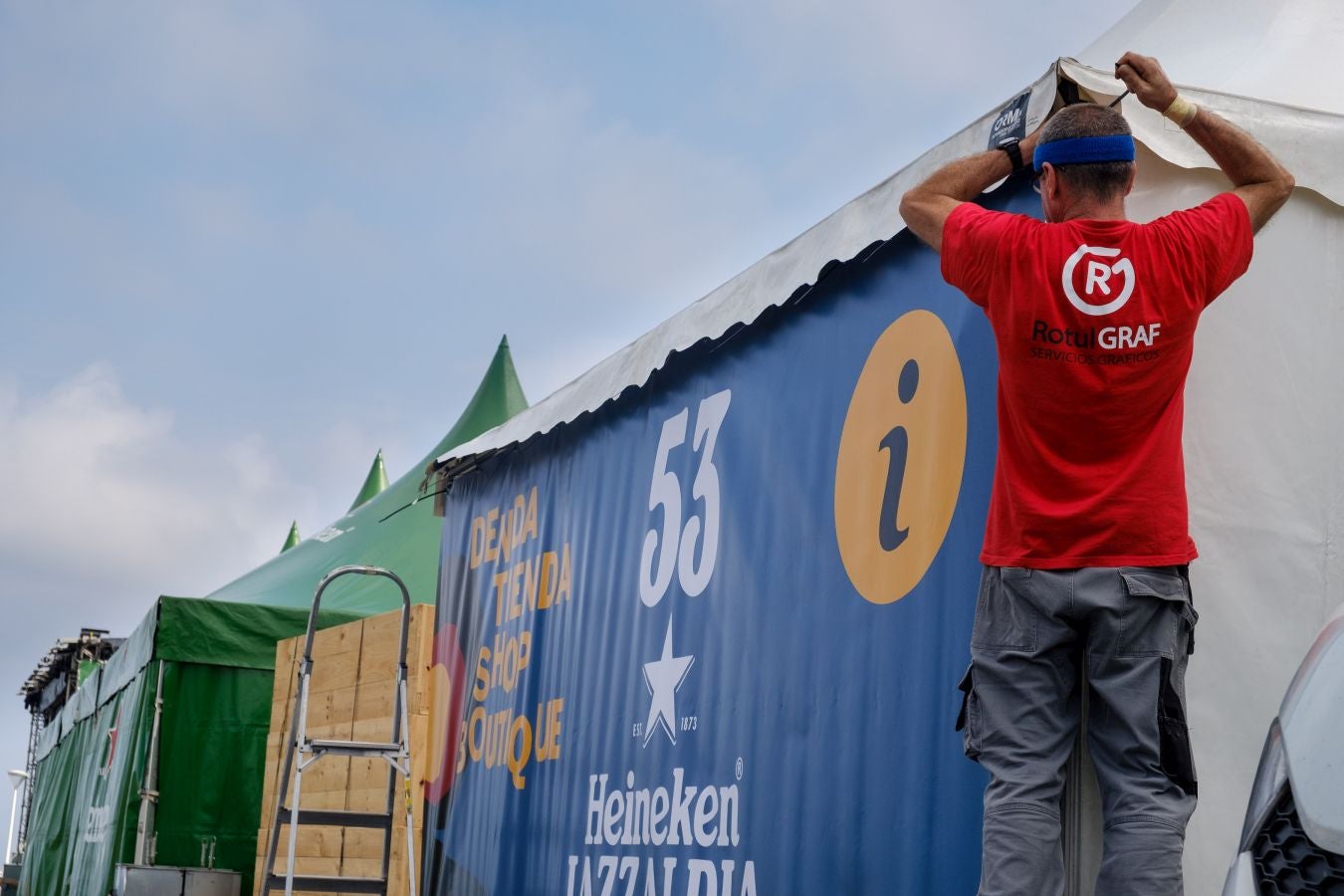 Ya están levantadas y casi preparadas todas las infraestructuras del Jazzaldia, y especialmente la del gran Escenario Verde de la playa de la Zurriola, donde mañana a las 21.00 horas actuará el maestro de la salsa Rubén Blades
