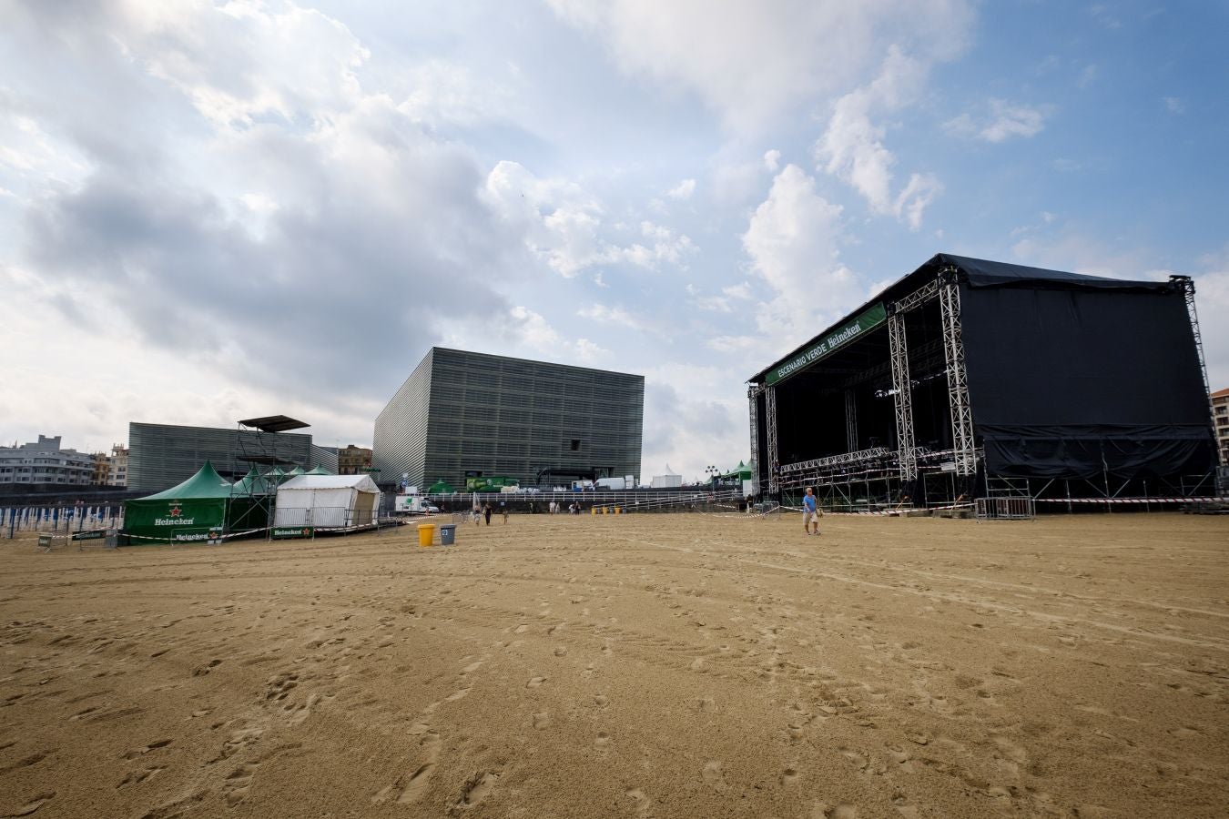 Ya están levantadas y casi preparadas todas las infraestructuras del Jazzaldia, y especialmente la del gran Escenario Verde de la playa de la Zurriola, donde mañana a las 21.00 horas actuará el maestro de la salsa Rubén Blades