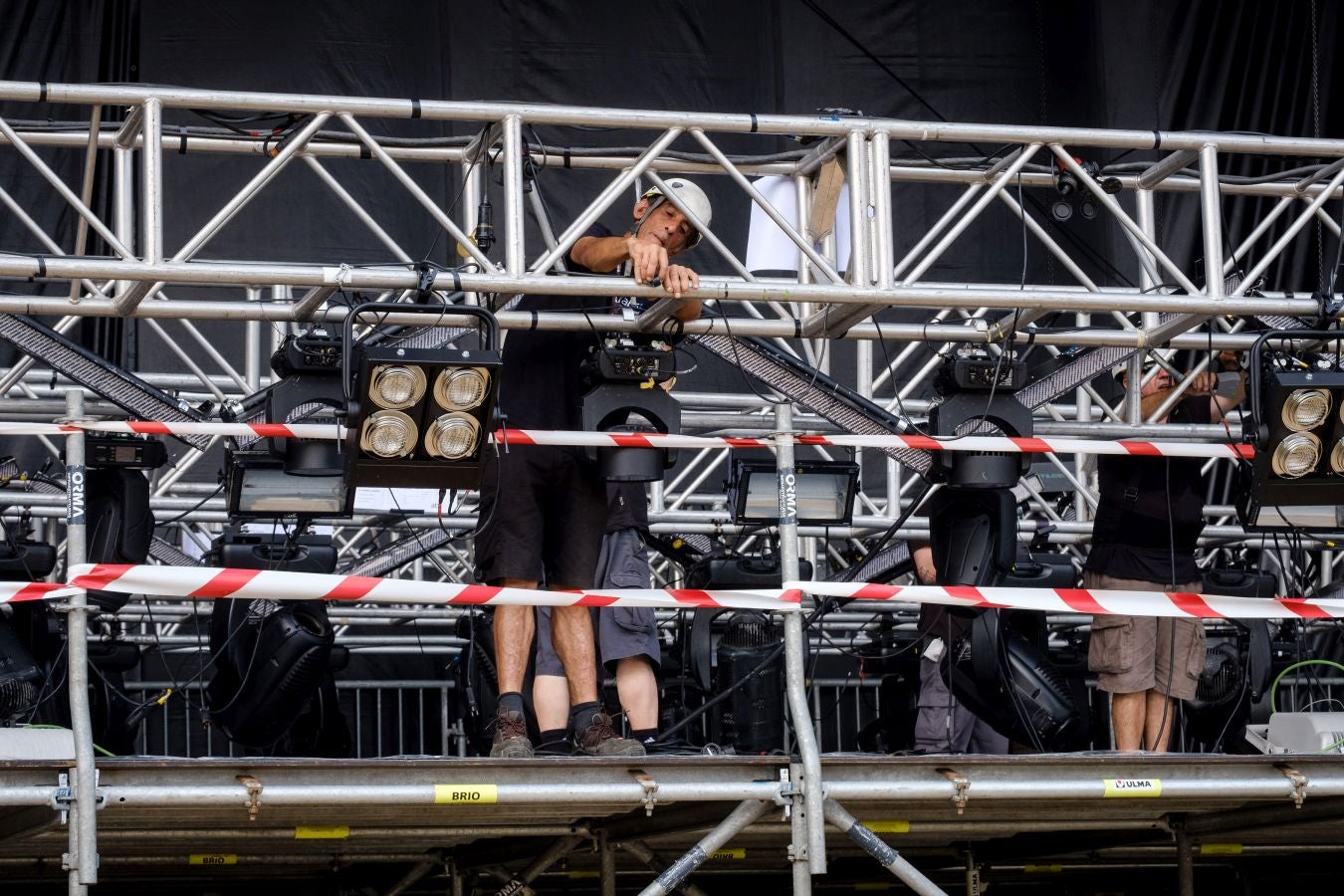 Ya están levantadas y casi preparadas todas las infraestructuras del Jazzaldia, y especialmente la del gran Escenario Verde de la playa de la Zurriola, donde mañana a las 21.00 horas actuará el maestro de la salsa Rubén Blades