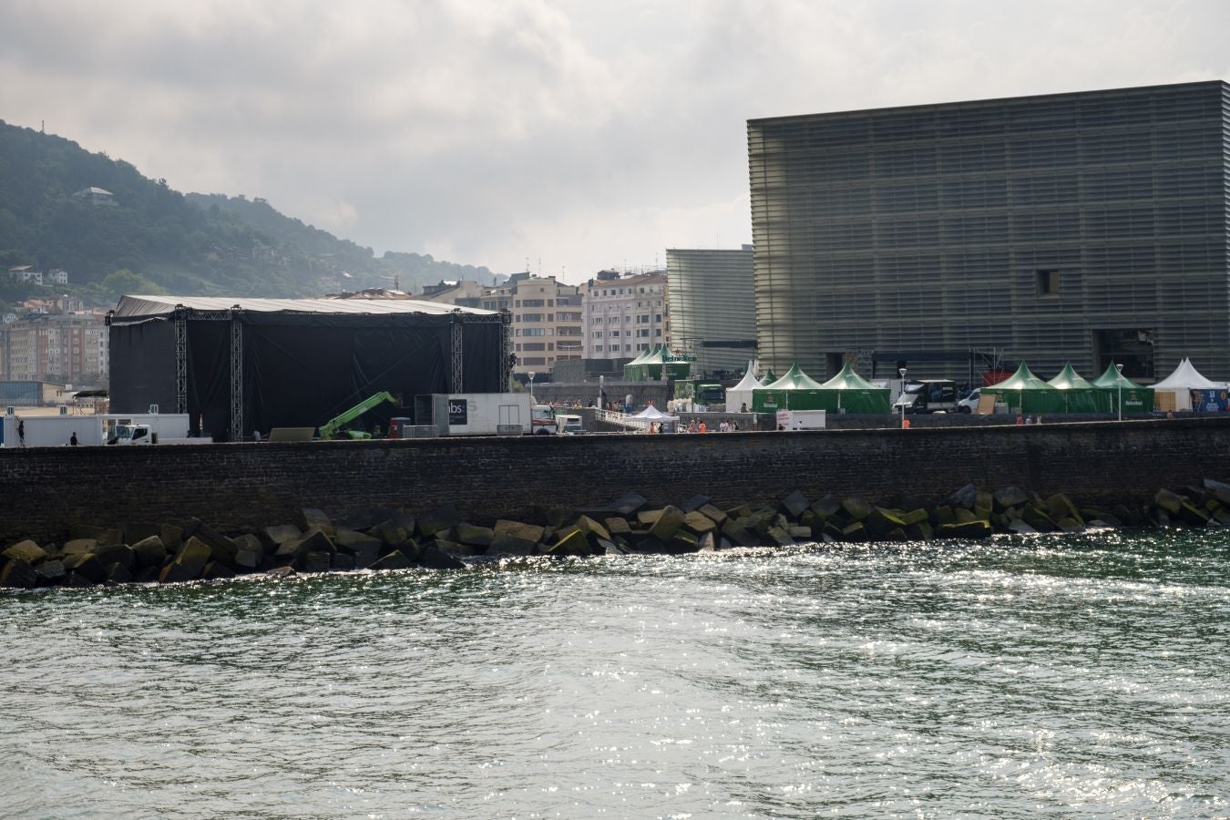 Ya están levantadas y casi preparadas todas las infraestructuras del Jazzaldia, y especialmente la del gran Escenario Verde de la playa de la Zurriola, donde mañana a las 21.00 horas actuará el maestro de la salsa Rubén Blades