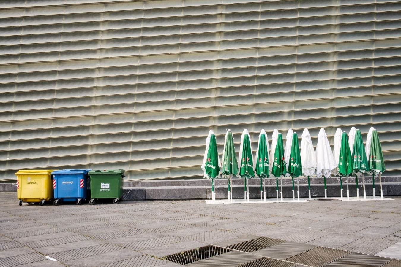 Ya están levantadas y casi preparadas todas las infraestructuras del Jazzaldia, y especialmente la del gran Escenario Verde de la playa de la Zurriola, donde mañana a las 21.00 horas actuará el maestro de la salsa Rubén Blades