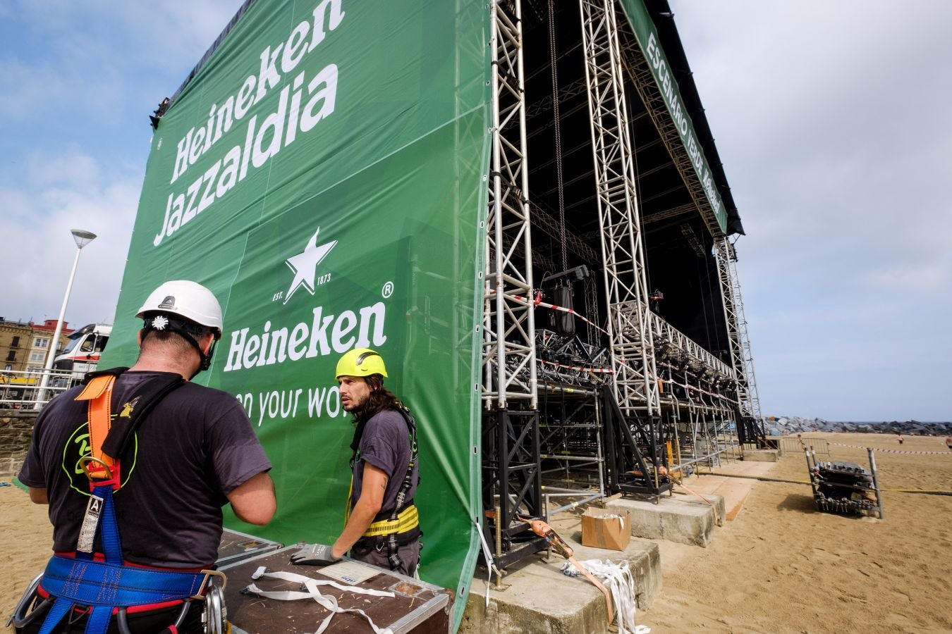Ya están levantadas y casi preparadas todas las infraestructuras del Jazzaldia, y especialmente la del gran Escenario Verde de la playa de la Zurriola, donde mañana a las 21.00 horas actuará el maestro de la salsa Rubén Blades