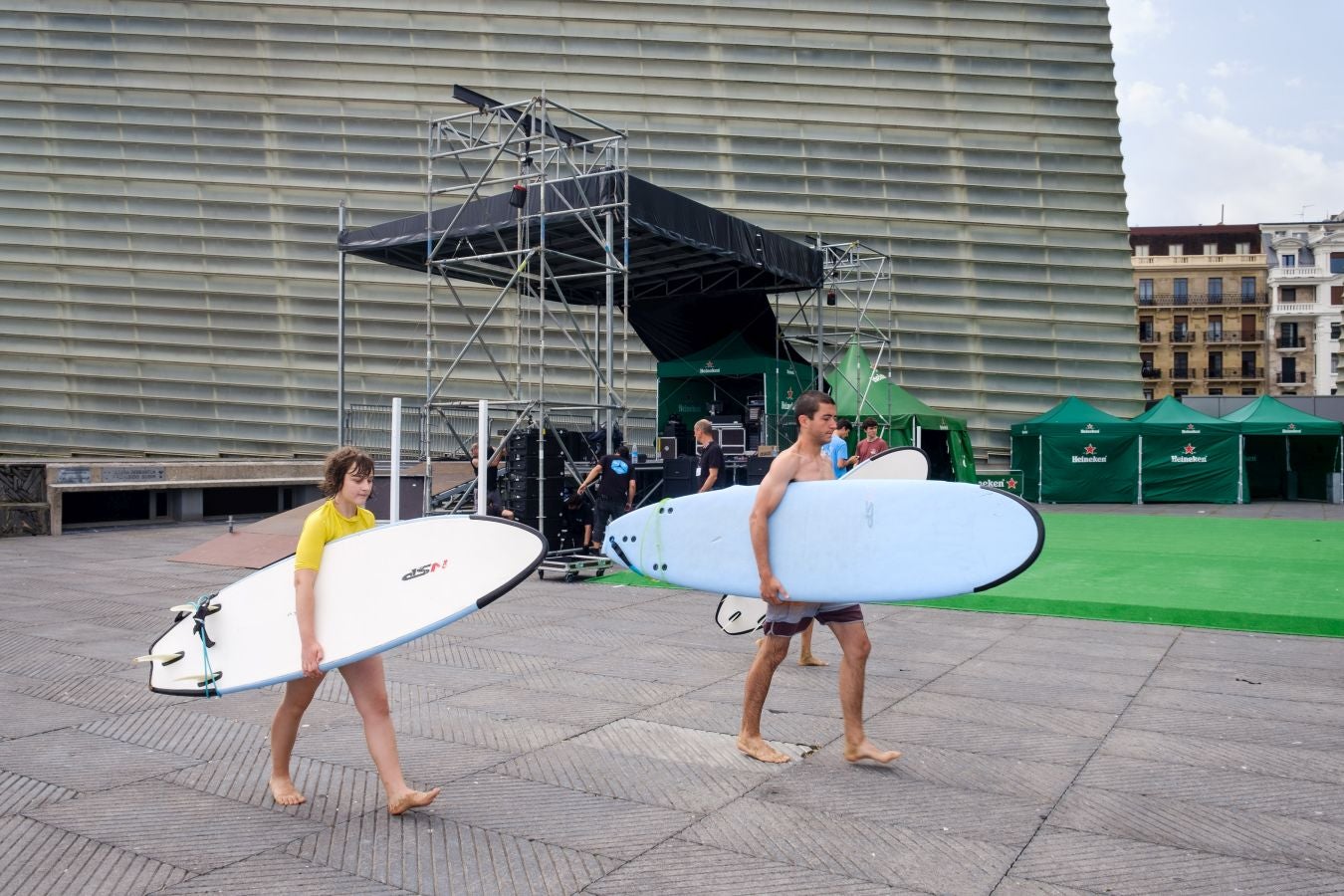 Ya están levantadas y casi preparadas todas las infraestructuras del Jazzaldia, y especialmente la del gran Escenario Verde de la playa de la Zurriola, donde mañana a las 21.00 horas actuará el maestro de la salsa Rubén Blades