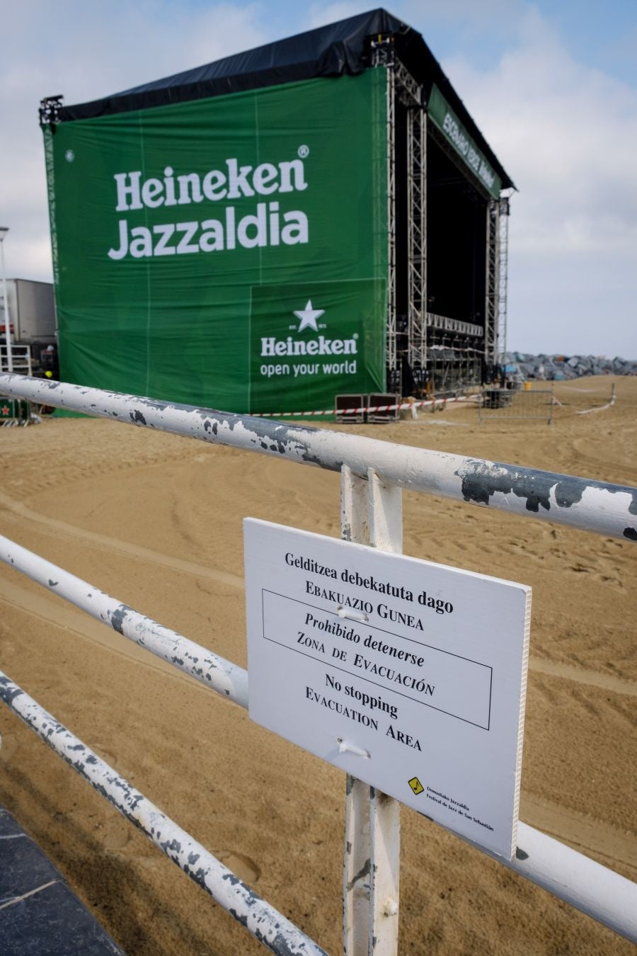 Ya están levantadas y casi preparadas todas las infraestructuras del Jazzaldia, y especialmente la del gran Escenario Verde de la playa de la Zurriola, donde mañana a las 21.00 horas actuará el maestro de la salsa Rubén Blades