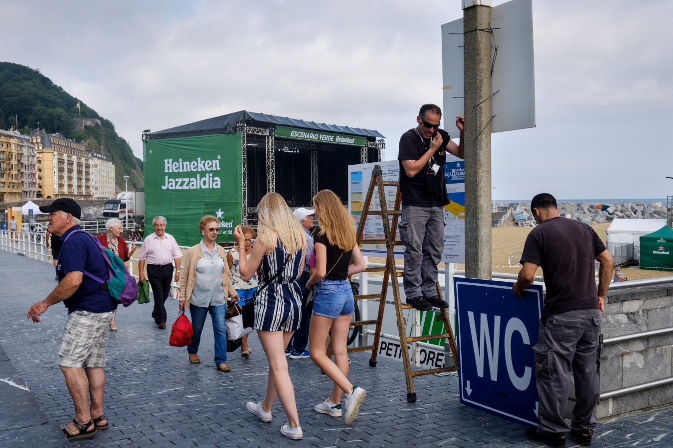 Ya están levantadas y casi preparadas todas las infraestructuras del Jazzaldia, y especialmente la del gran Escenario Verde de la playa de la Zurriola, donde mañana a las 21.00 horas actuará el maestro de la salsa Rubén Blades