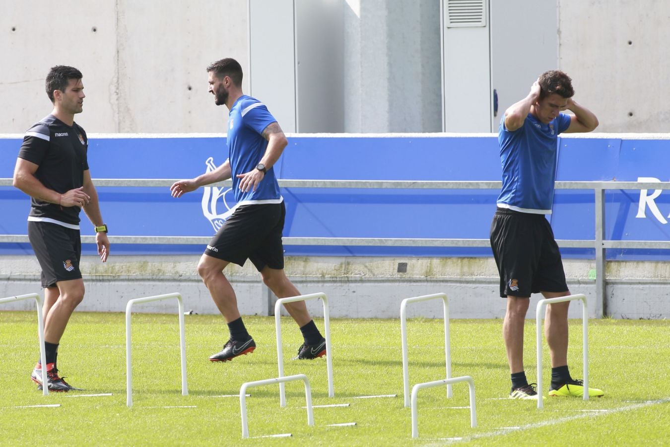 Mikel Merino y Imanol Agirretxe han iniciado el entrenamiento junto al resto del grupo, mientras que los centrales Raúl Navas y Héctor Moreno están en el José Luis Orbegozo haciendo carrera continua