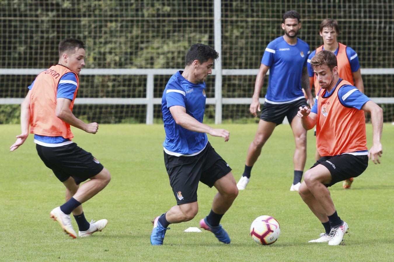 Mikel Merino y Imanol Agirretxe han iniciado el entrenamiento junto al resto del grupo, mientras que los centrales Raúl Navas y Héctor Moreno están en el José Luis Orbegozo haciendo carrera continua