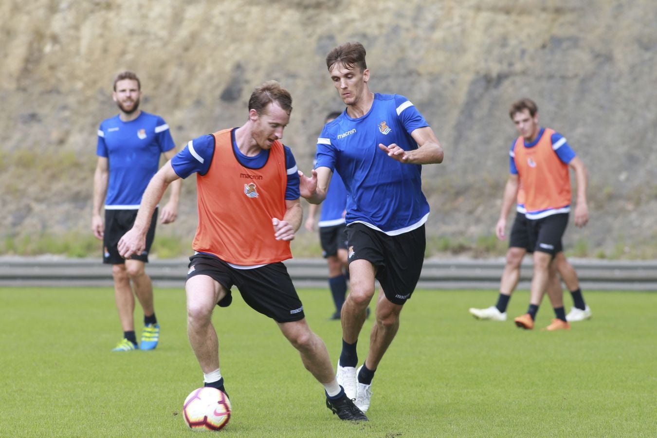 Mikel Merino y Imanol Agirretxe han iniciado el entrenamiento junto al resto del grupo, mientras que los centrales Raúl Navas y Héctor Moreno están en el José Luis Orbegozo haciendo carrera continua