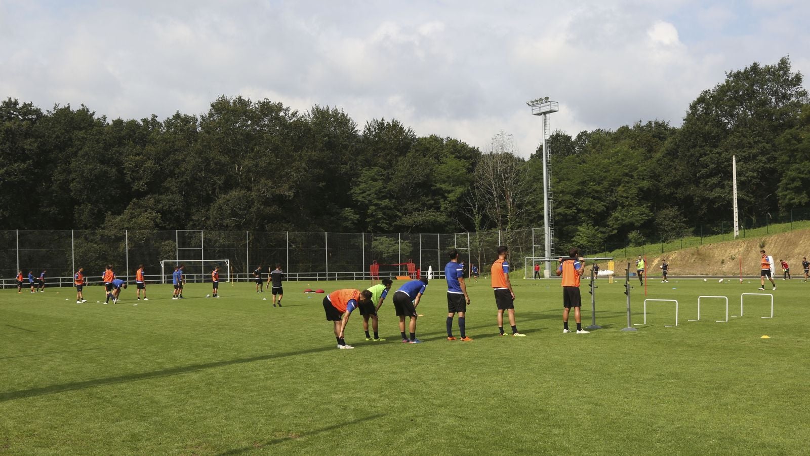 Mikel Merino y Imanol Agirretxe han iniciado el entrenamiento junto al resto del grupo, mientras que los centrales Raúl Navas y Héctor Moreno están en el José Luis Orbegozo haciendo carrera continua