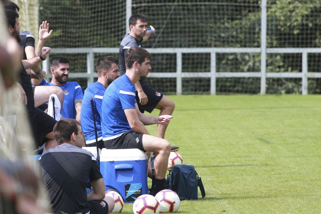 Mikel Merino y Imanol Agirretxe han iniciado el entrenamiento junto al resto del grupo, mientras que los centrales Raúl Navas y Héctor Moreno están en el José Luis Orbegozo haciendo carrera continua