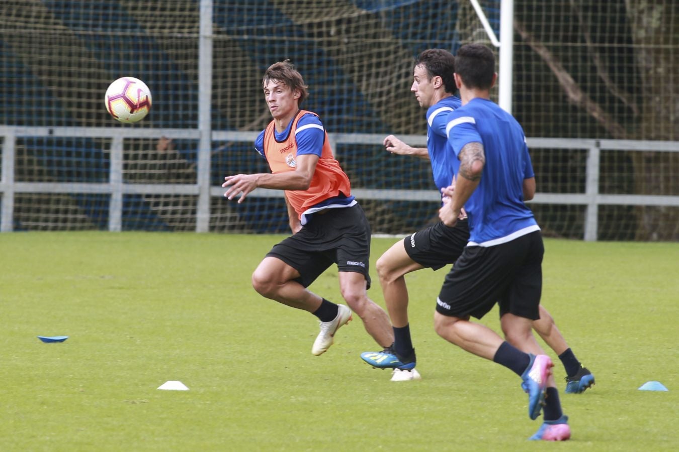 Mikel Merino y Imanol Agirretxe han iniciado el entrenamiento junto al resto del grupo, mientras que los centrales Raúl Navas y Héctor Moreno están en el José Luis Orbegozo haciendo carrera continua