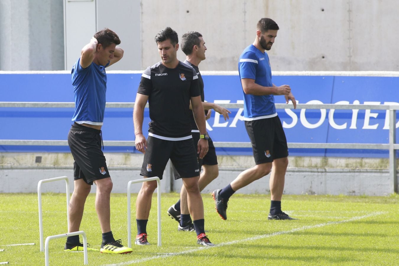 Mikel Merino y Imanol Agirretxe han iniciado el entrenamiento junto al resto del grupo, mientras que los centrales Raúl Navas y Héctor Moreno están en el José Luis Orbegozo haciendo carrera continua