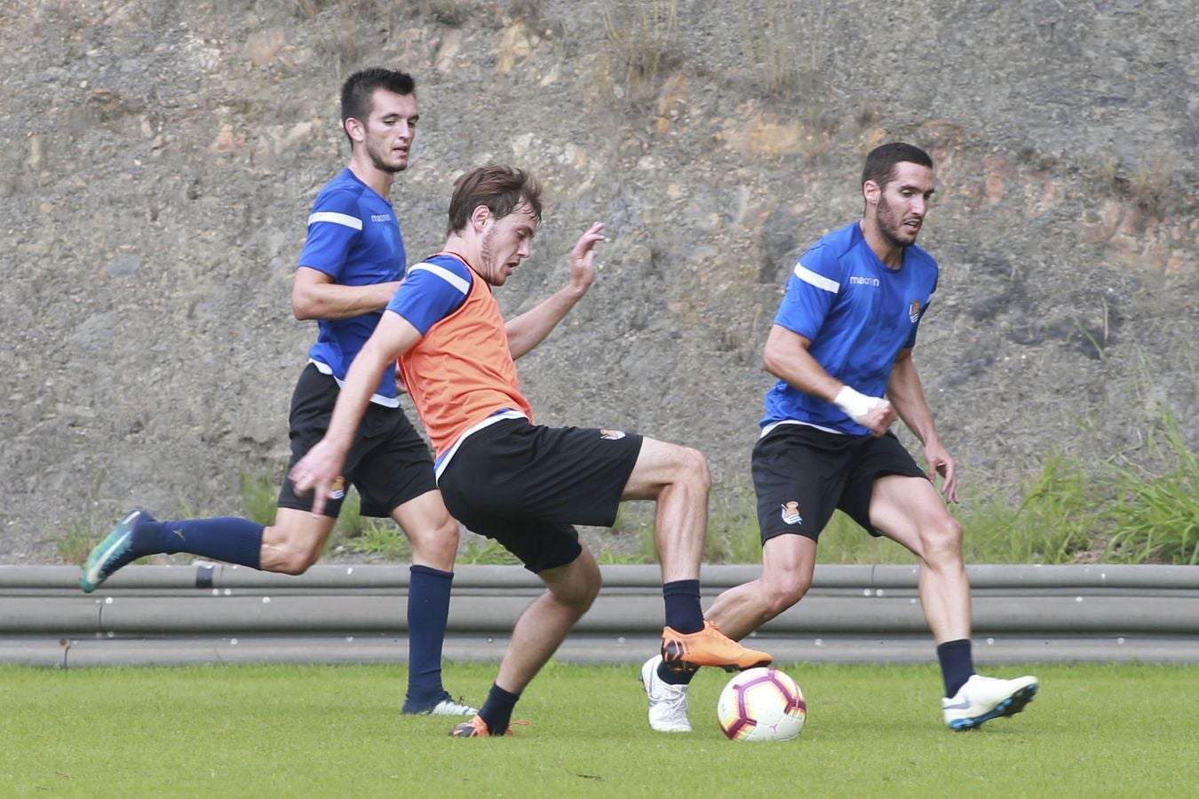 Mikel Merino y Imanol Agirretxe han iniciado el entrenamiento junto al resto del grupo, mientras que los centrales Raúl Navas y Héctor Moreno están en el José Luis Orbegozo haciendo carrera continua