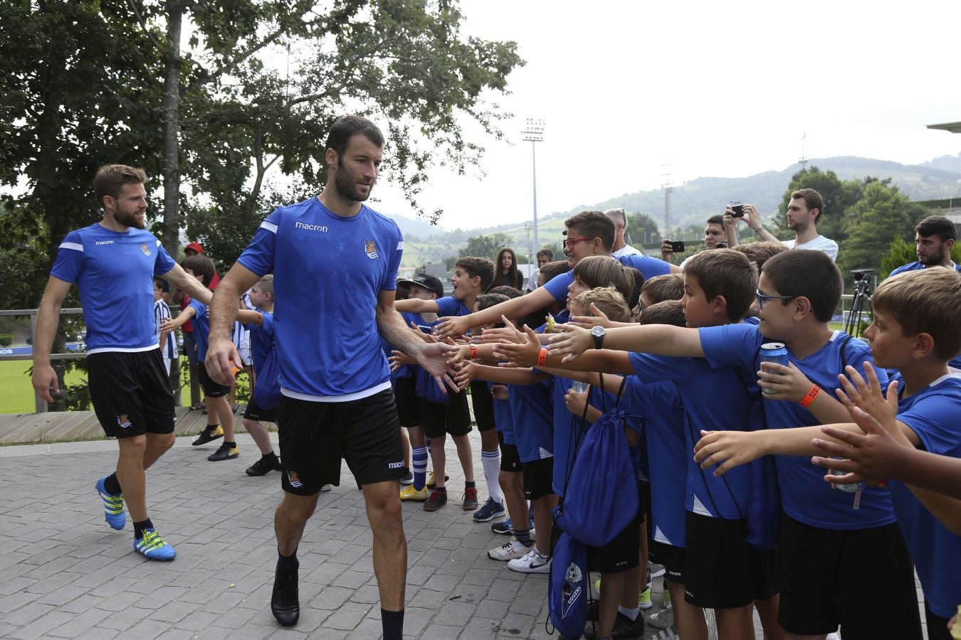 Mikel Merino y Imanol Agirretxe han iniciado el entrenamiento junto al resto del grupo, mientras que los centrales Raúl Navas y Héctor Moreno están en el José Luis Orbegozo haciendo carrera continua