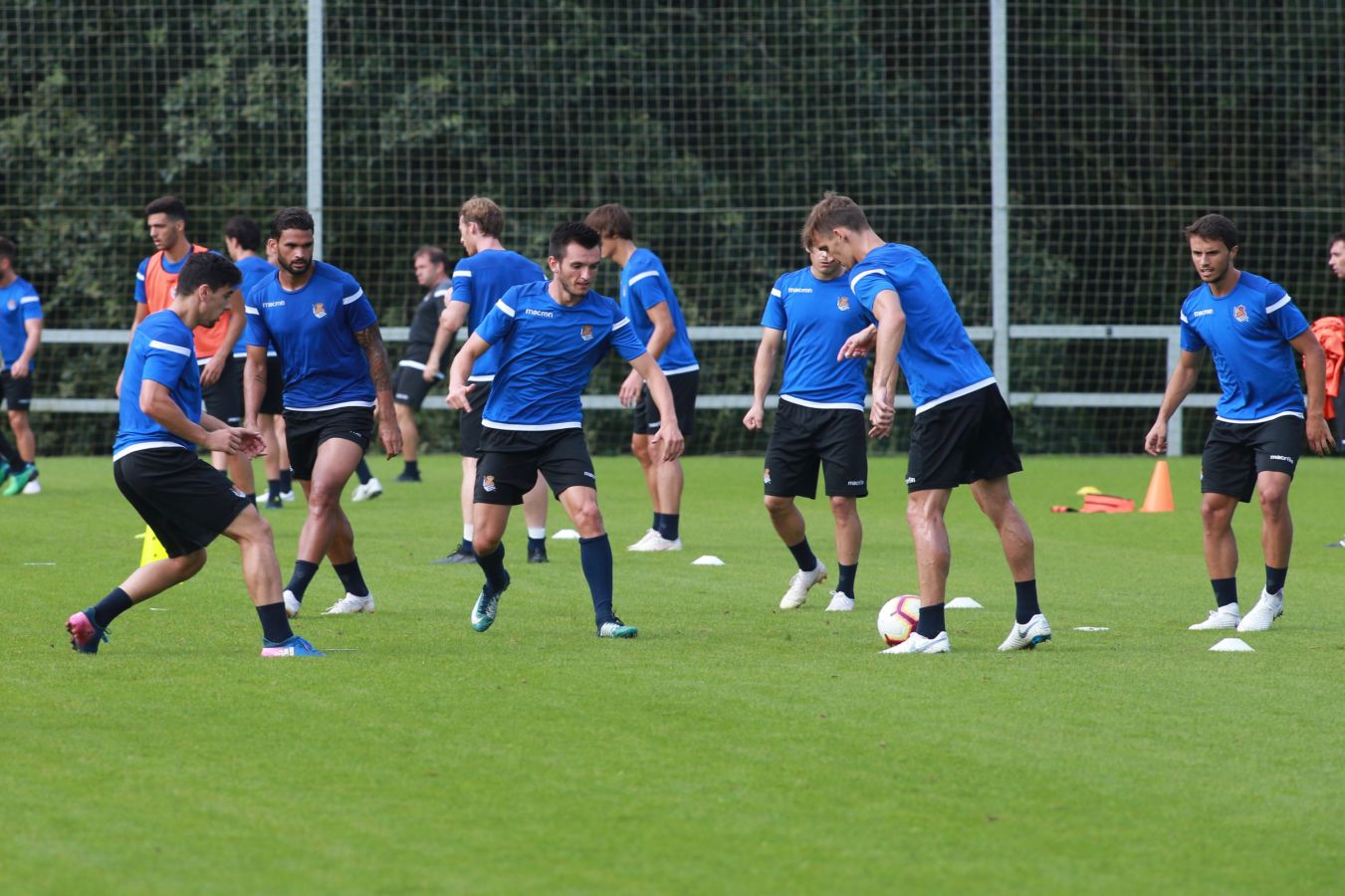 Mikel Merino y Imanol Agirretxe han iniciado el entrenamiento junto al resto del grupo, mientras que los centrales Raúl Navas y Héctor Moreno están en el José Luis Orbegozo haciendo carrera continua