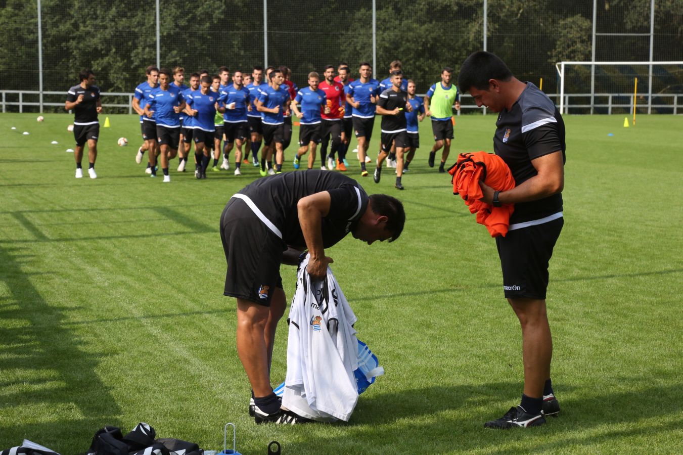 Mikel Merino y Imanol Agirretxe han iniciado el entrenamiento junto al resto del grupo, mientras que los centrales Raúl Navas y Héctor Moreno están en el José Luis Orbegozo haciendo carrera continua