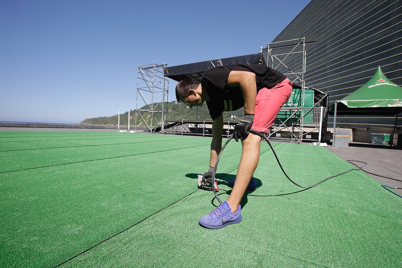 Ya están levantadas y casi preparadas todas las infraestructuras del Jazzaldia, y especialmente la del gran Escenario Verde de la playa de la Zurriola, donde mañana a las 21.00 horas actuará el maestro de la salsa Rubén Blades