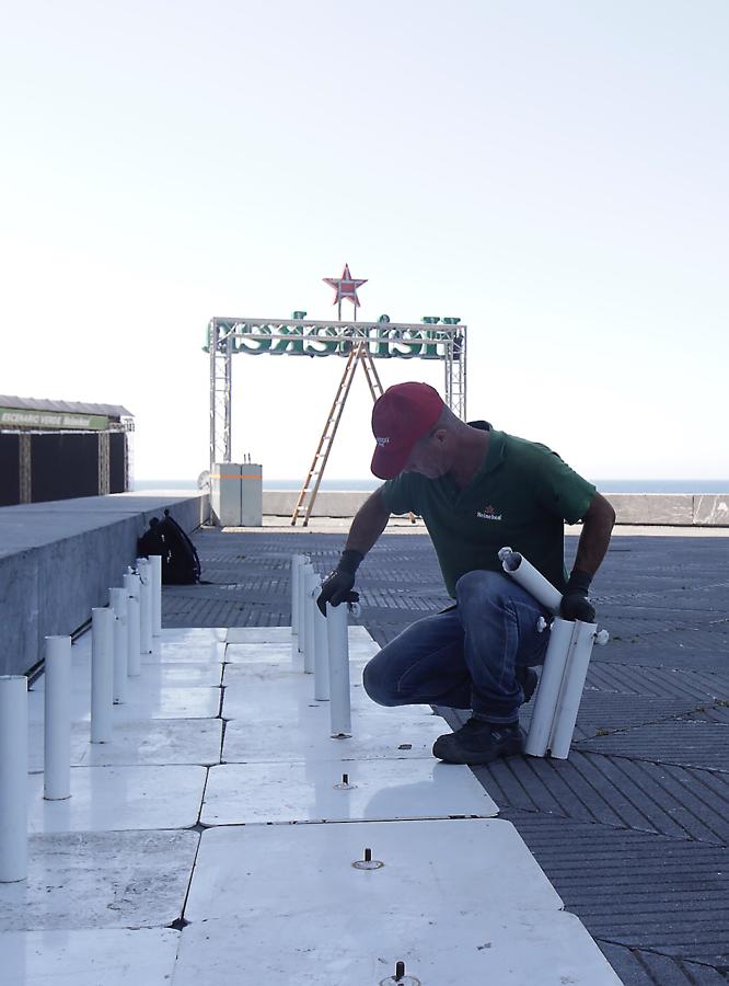 Ya están levantadas y casi preparadas todas las infraestructuras del Jazzaldia, y especialmente la del gran Escenario Verde de la playa de la Zurriola, donde mañana a las 21.00 horas actuará el maestro de la salsa Rubén Blades