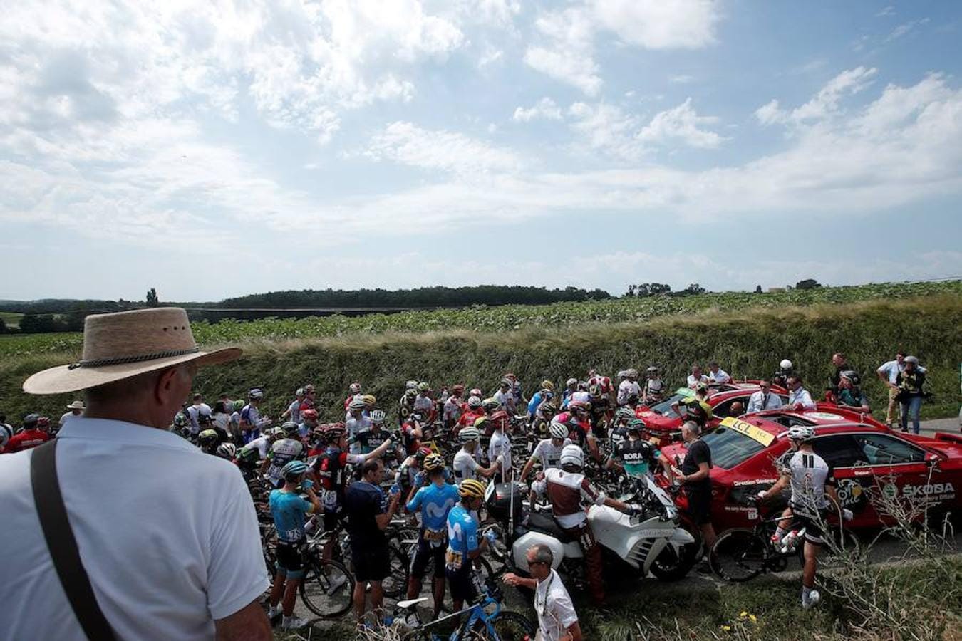 Un grupo de personas ha interrumpido la etapa ciclista en demanda de más ayudas para las zonas rurales del país