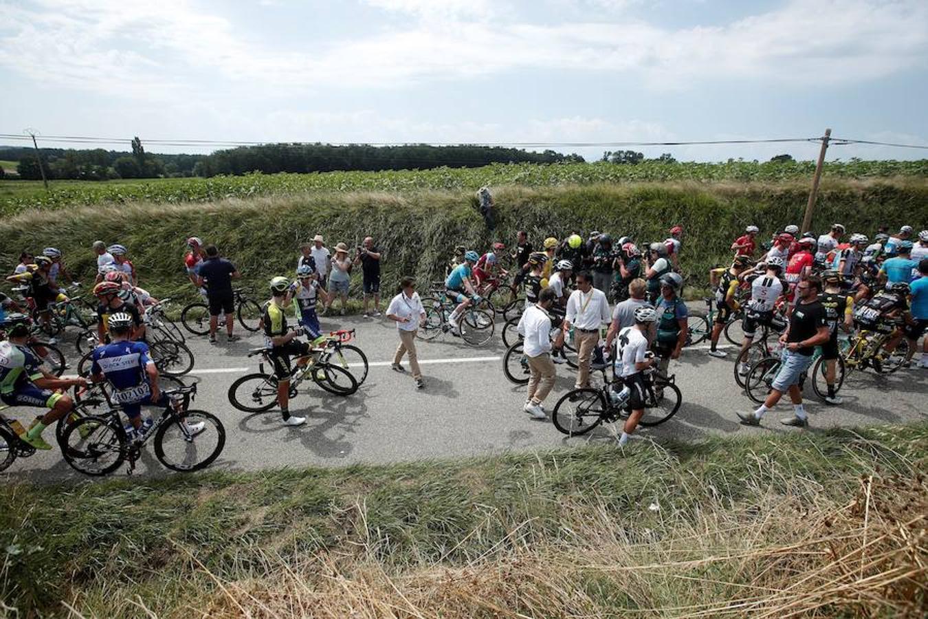 Un grupo de personas ha interrumpido la etapa ciclista en demanda de más ayudas para las zonas rurales del país